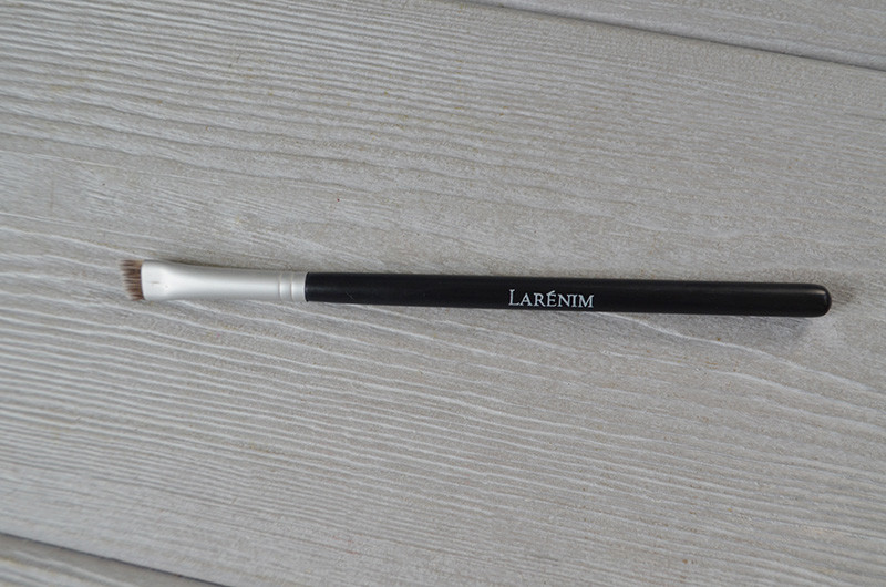 Larenim Angled Vegan Brush