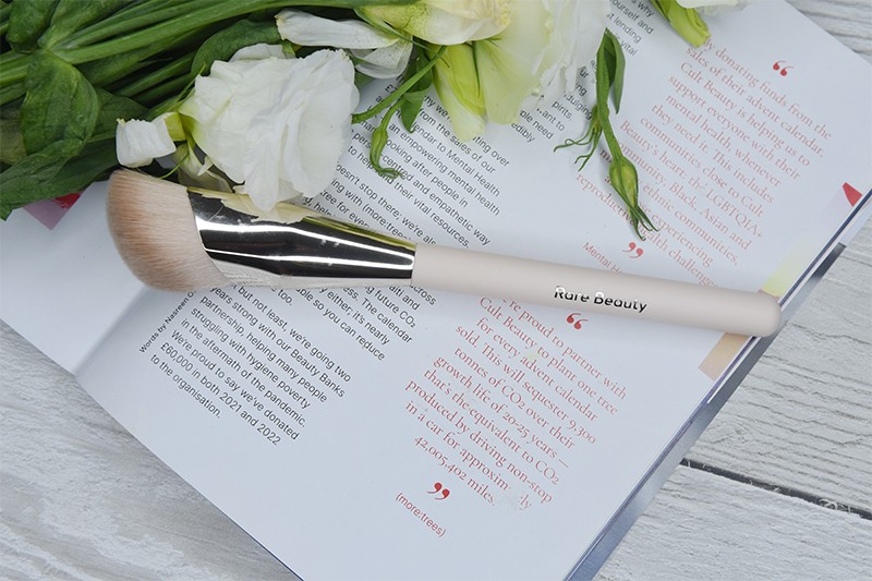Rare Beauty Liquid Touch Foundation Brush Rare Beauty Liquid Touch Foundation Brush